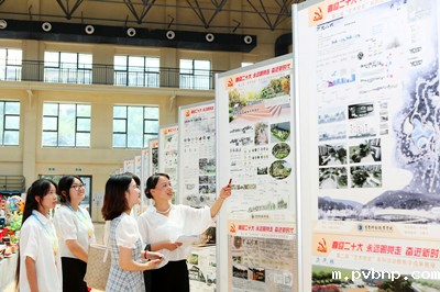 4 参观平面作品展.jpg