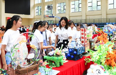 5 参观平面作品展.jpg